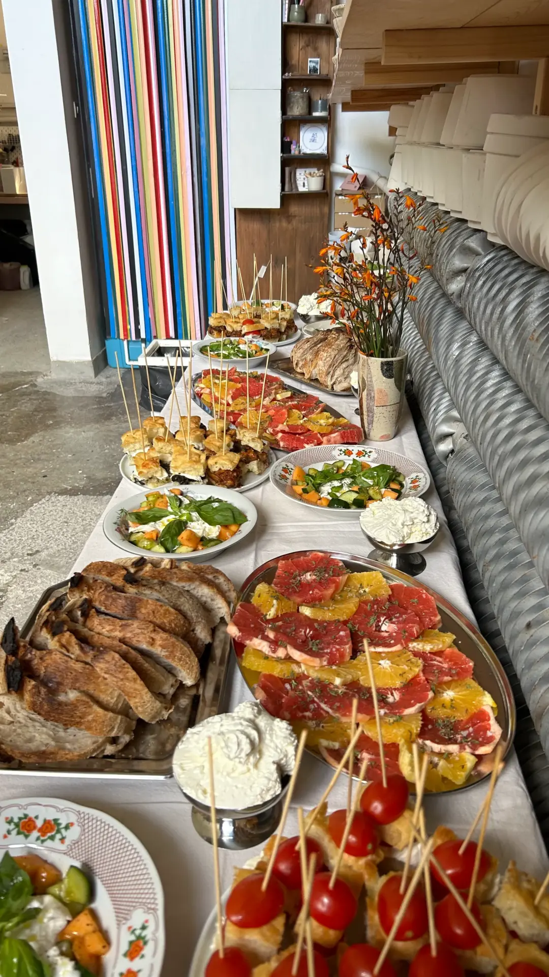 Wiele potraw wegetariańskich na stole przygotowanych na event przez restauracja i kawiarnia śniadaniowa Przesada w Krakowie