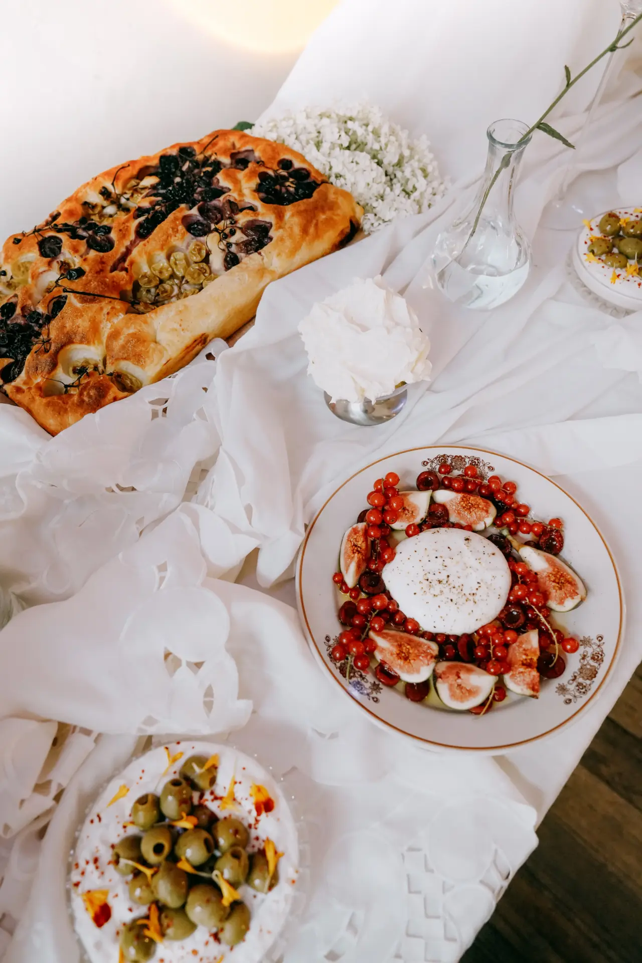 Zdjęcie przedstawia starannie przygotowane wegetariańskie i wegańskie potrawy serwowane podczas eventu organizowanego przez restaurację Przesada Kraków.